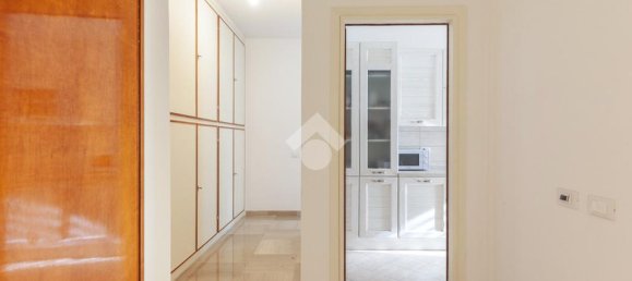 3 bedrooms Apartment in Rome, Italy No. 176947 17