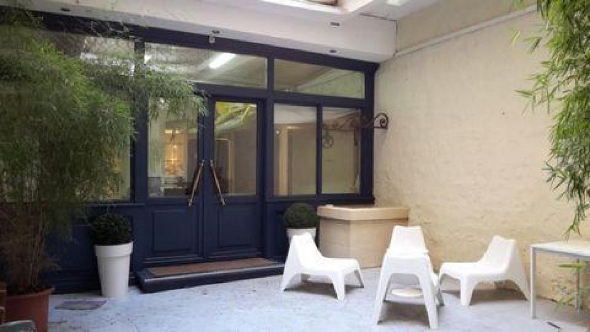 330m² Office in Bordeaux, France No. 18324