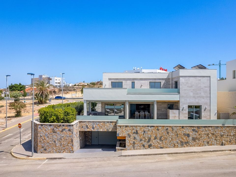 Villa de 4 dormitorios en Benijófar, Spain No. 189238