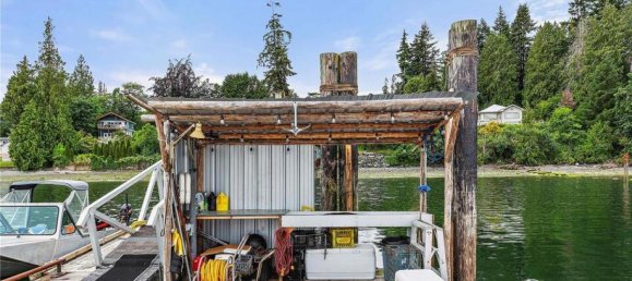 5 bedrooms House in British Columbia, Canada No. 239 6