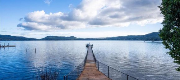 5 bedrooms House in British Columbia, Canada No. 239 3