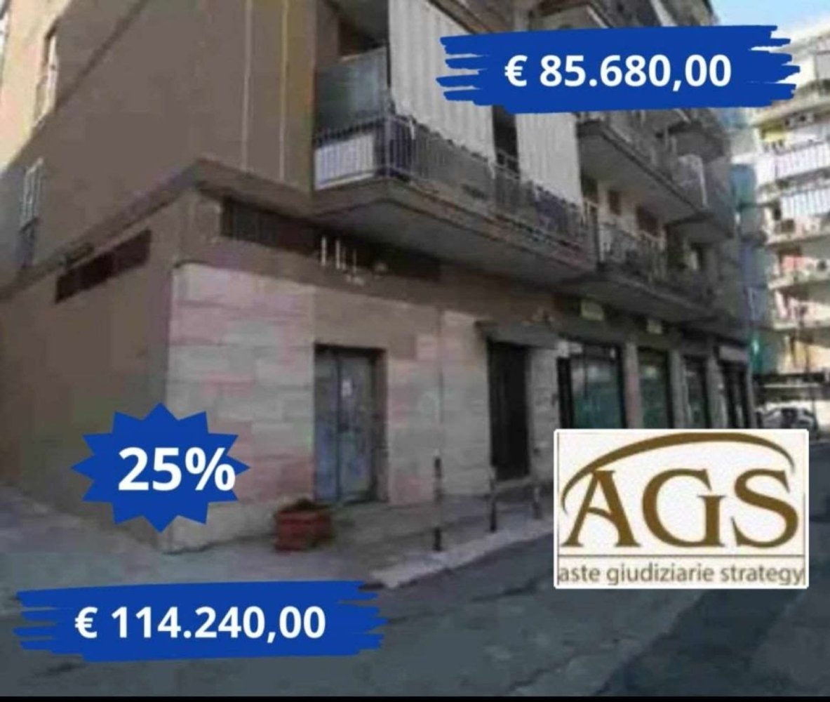 4 rooms Apartment in Bari, Italy No. 289158