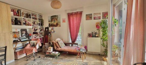 1 bedroom Apartment in Montreuil, France No. 327045 2