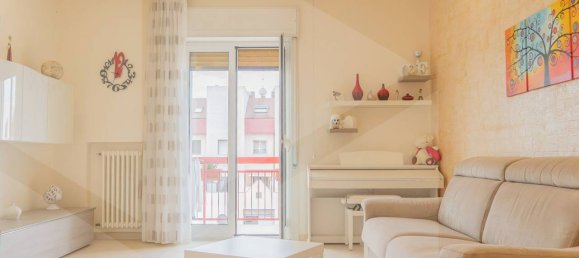 3-salle Appartement à Bari, Italy No. 22762 8