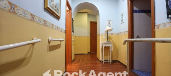 8 bedrooms Apartment in Naples, Italy No. 296870 3