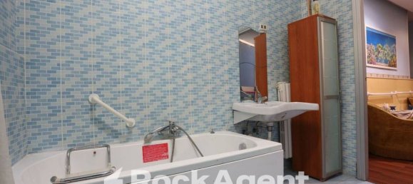 8 bedrooms Apartment in Naples, Italy No. 296870 2