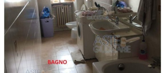 5 rooms Apartment in Livorno Ferraris, Italy No. 43782 2