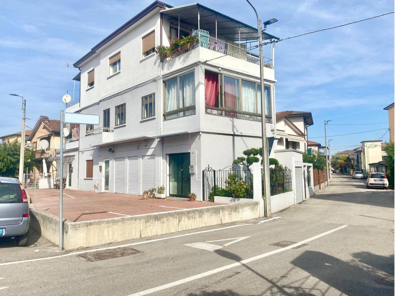 3 rooms Building in Vicenza, Italy No. 24442