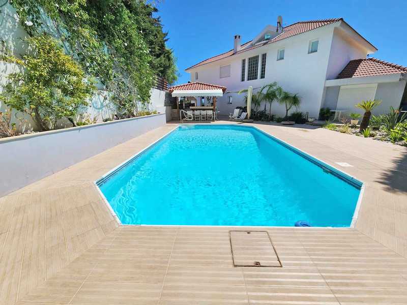 7 bedrooms Commercial property in Mesa Geitonia, Cyprus No. 7386