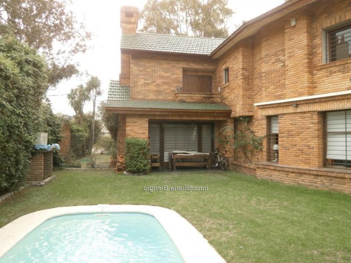 Casa de 3 dormitorios en Montevideo, Uruguay No. 1989