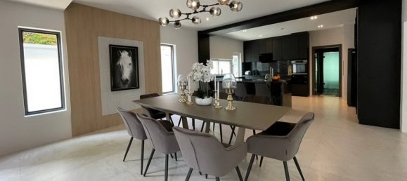 5 bedrooms Villa in Pattaya, Thailand No. 5840 2