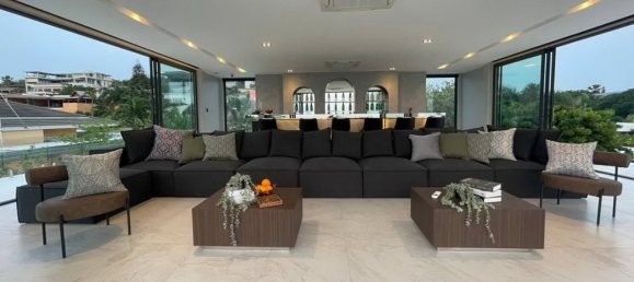 5 bedrooms Villa in Pattaya, Thailand No. 5840 4