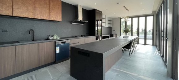 5 bedrooms Villa in Pattaya, Thailand No. 5840 13