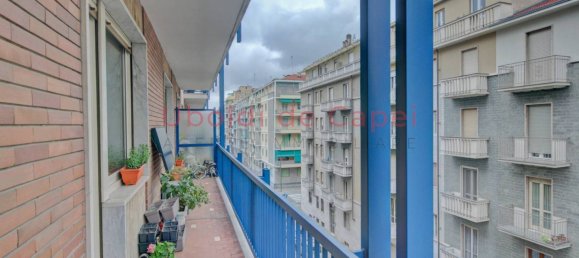 2 bedrooms Apartment in Turin, Italy No. 10500 2