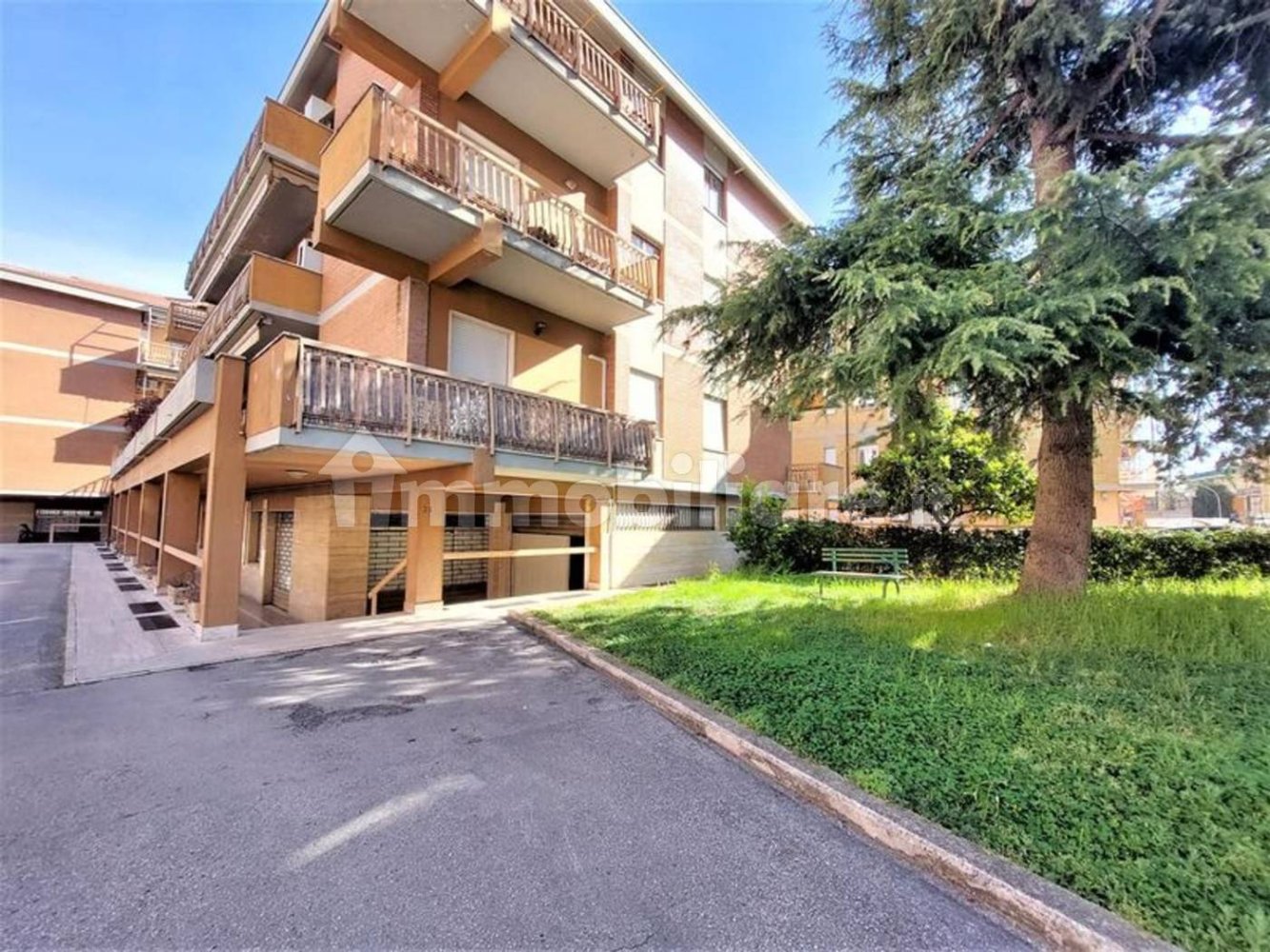 231m² Commercial property in Ascoli Piceno, Italy No. 315780