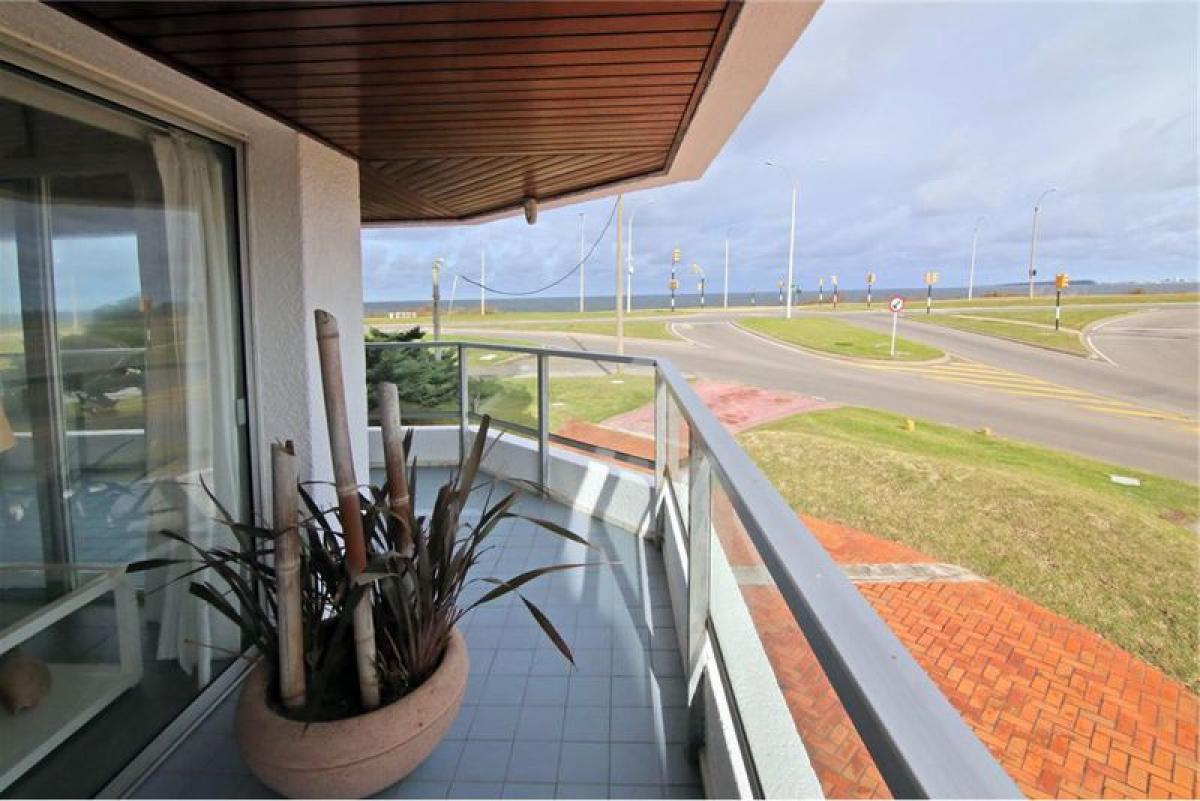 Apartamento de 4 dormitorios en Maldonado, Uruguay No. 8476