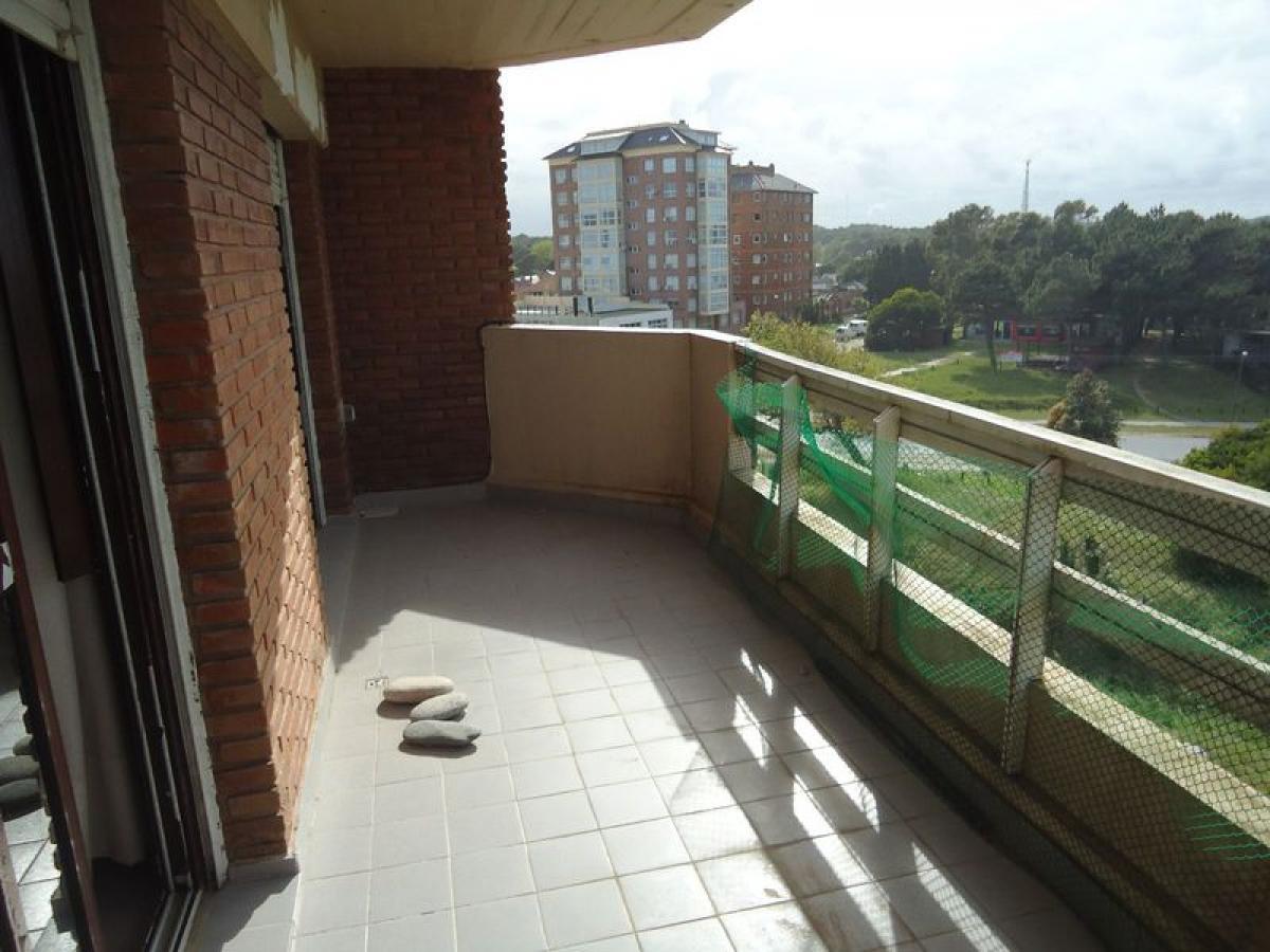 Apartamento de 3 dormitorios en Mar del Plata, Argentina No. 83380