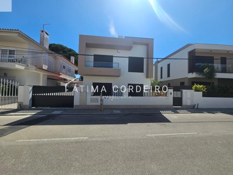 5 bedrooms Castles in Seixal, Portugal No. 301341