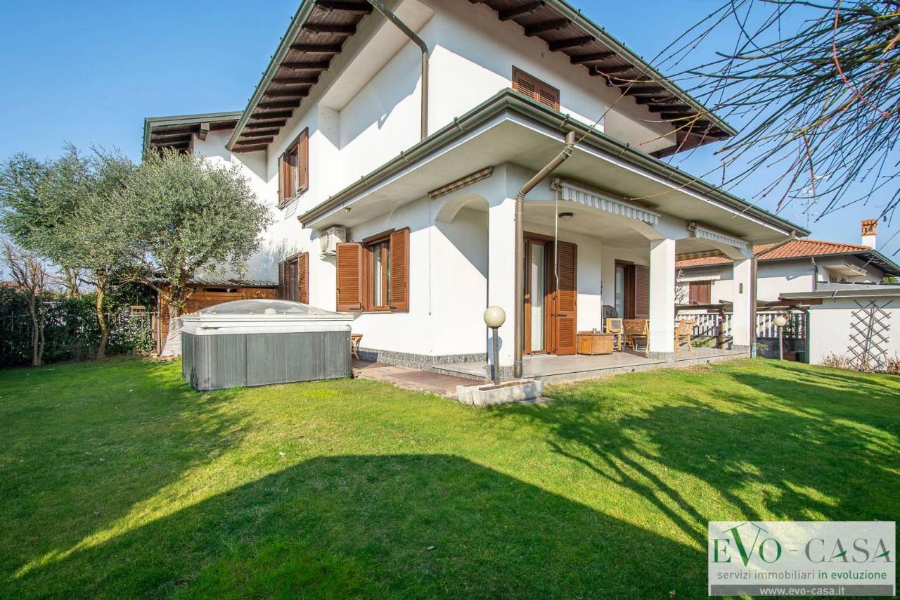 Villa de 4 habitaciónes en Magnago, Italy No. 35950