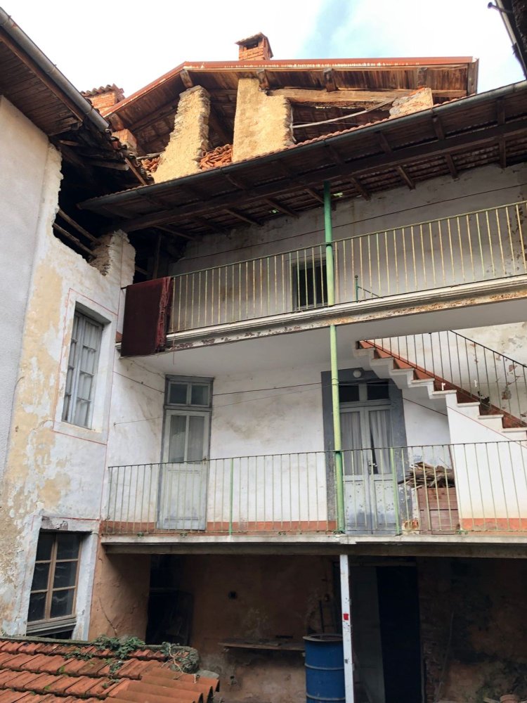 5 rooms House in Montegrino Valtravaglia, Italy No. 184242