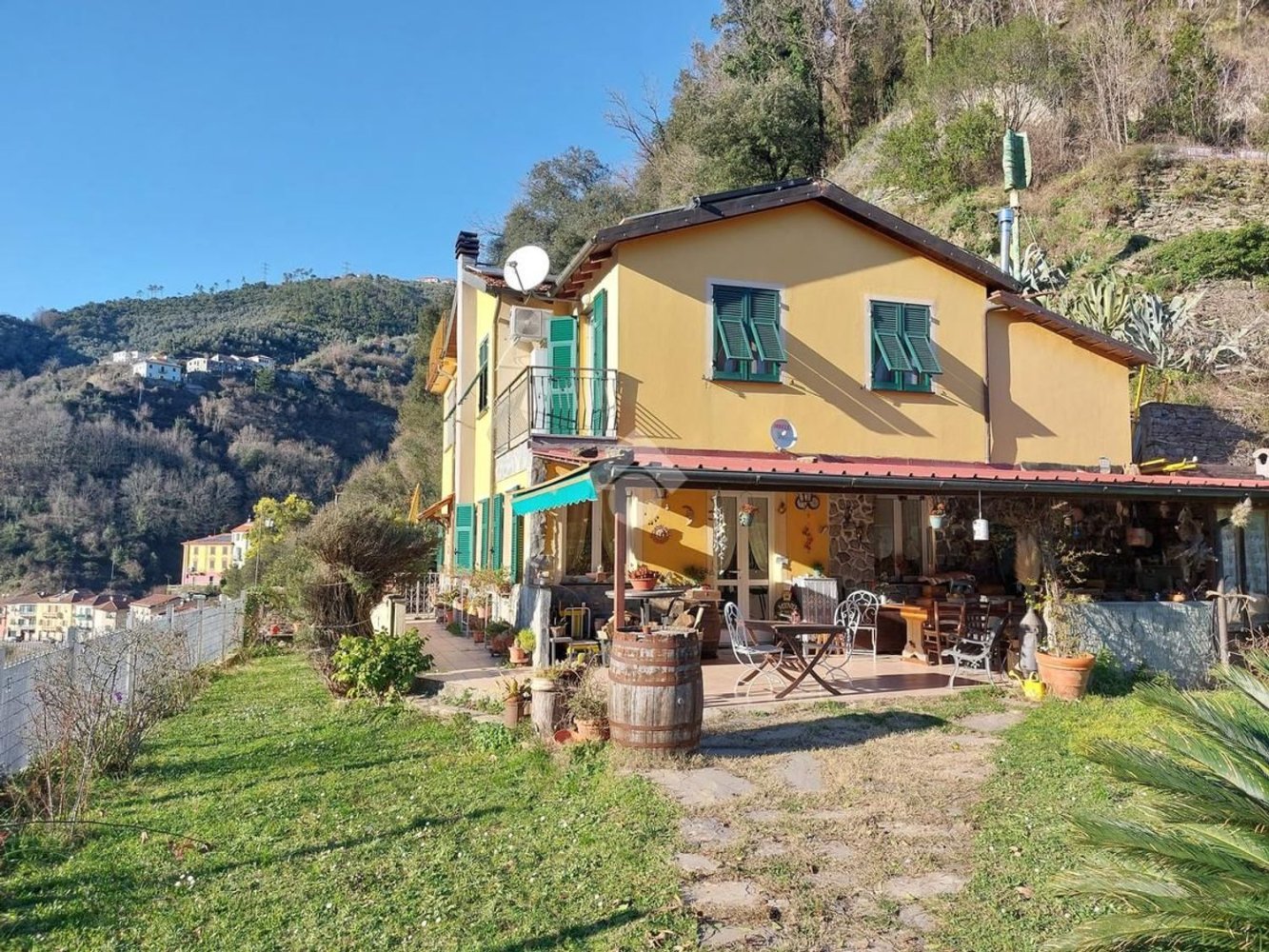 6 rooms House in Ne, Italy No. 130201