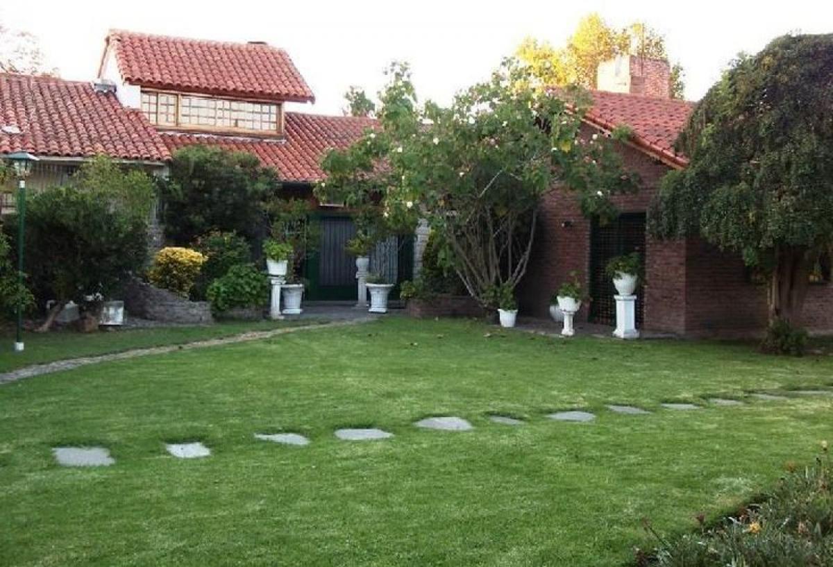 4 bedrooms House in Hurlingham, Argentina No. 102796