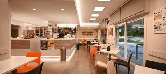 3 bedrooms House in Ferrara, Italy No. 167228 6