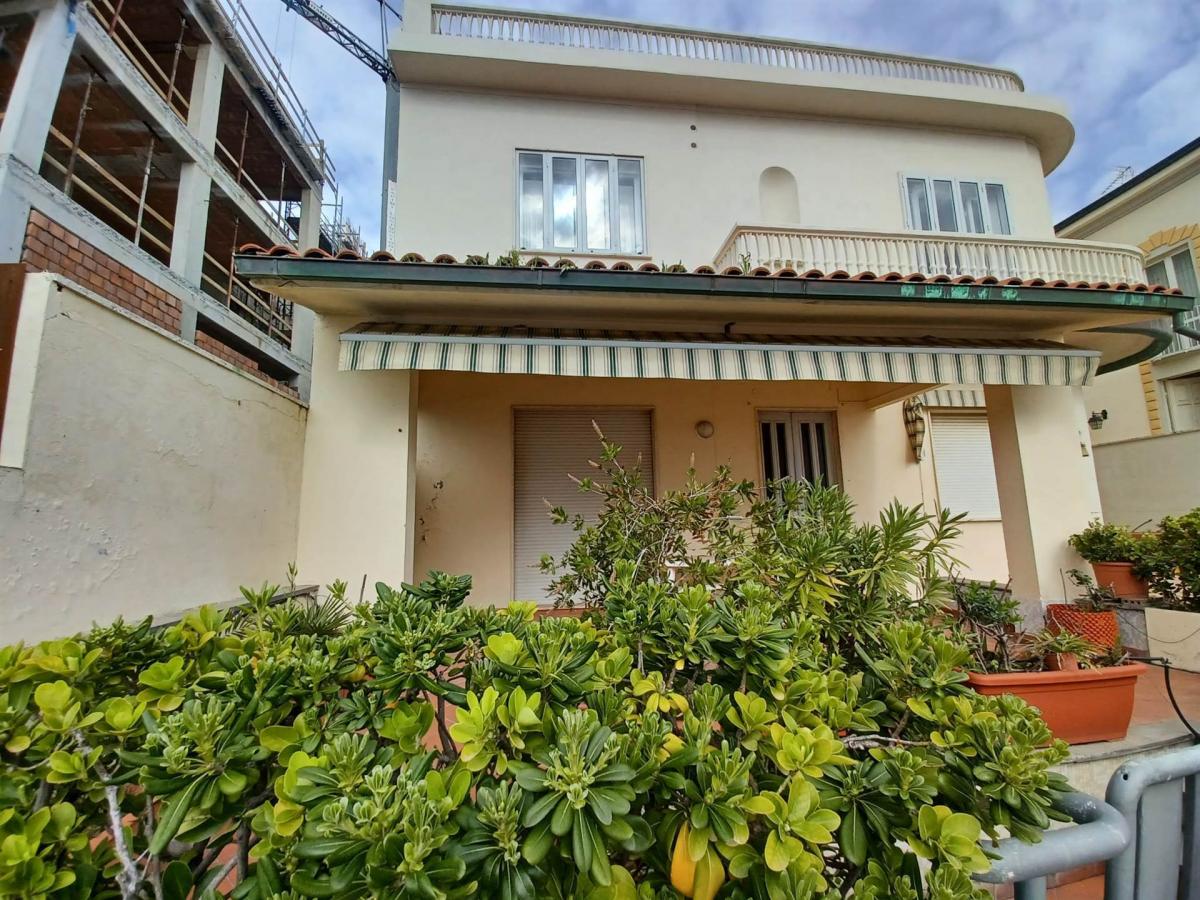 2 bedrooms Apartment in Camaiore, Italy No. 833