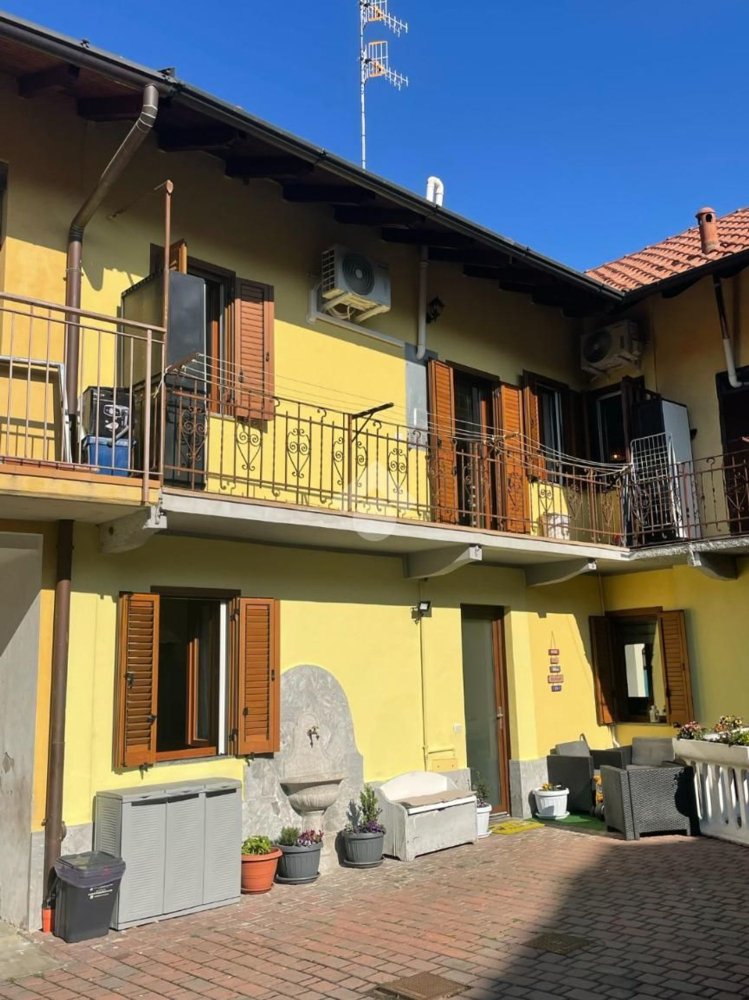 3 bedrooms Apartment in Cardano al Campo, Italy No. 398534