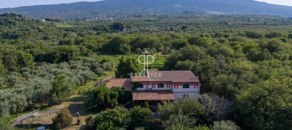 Здание с 8 спальнями в Кастильоне ди Сицилия, Италия № 354010 3