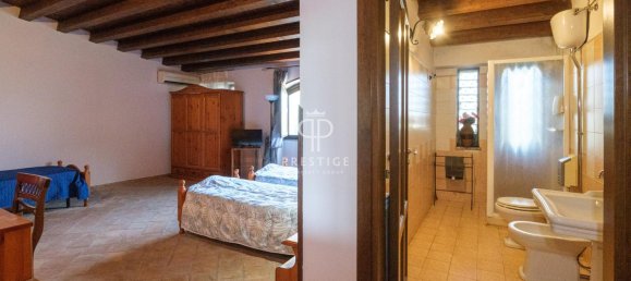 Здание с 8 спальнями в Кастильоне ди Сицилия, Италия № 354010 16