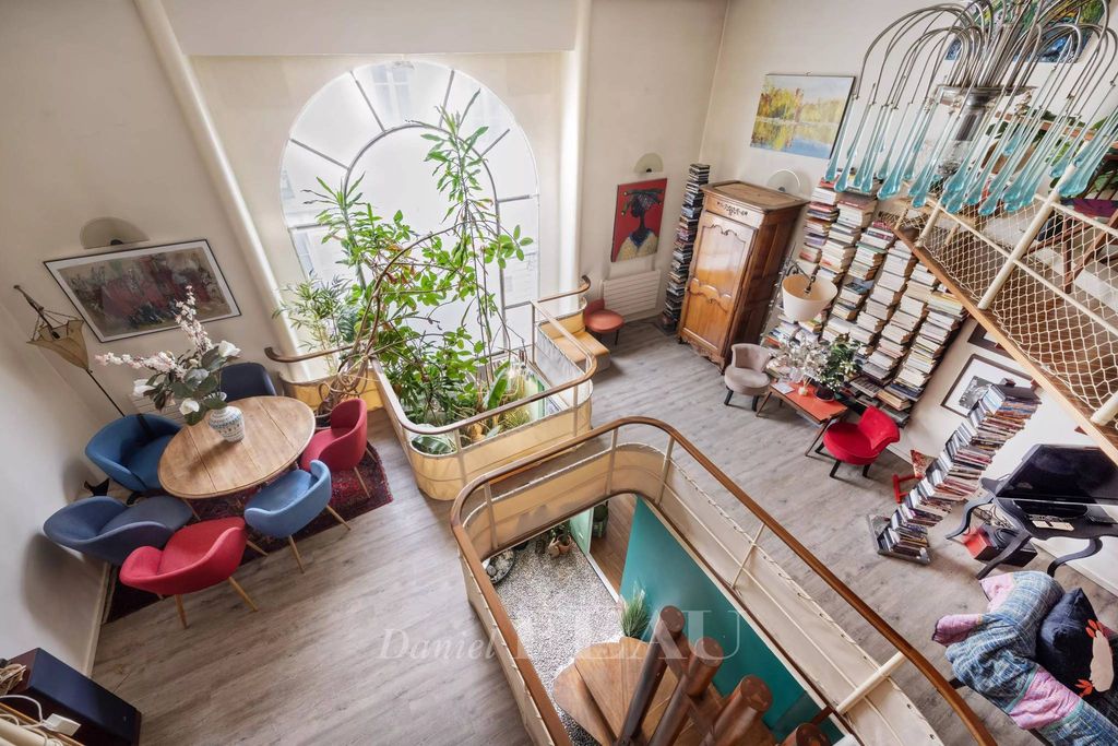 4 bedrooms Apartment in Paris, France No. 180971