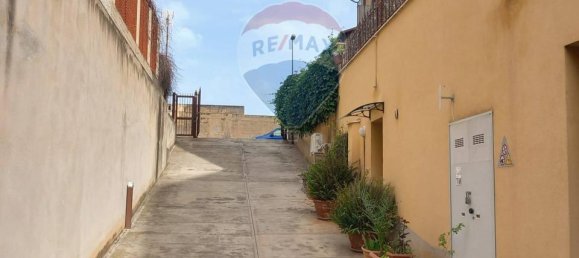 1 room Garage in Palermo, Italy No. 15574 8