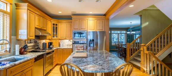 6 bedrooms House in British Columbia, Canada No. 1269 7