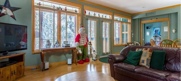 6 bedrooms House in British Columbia, Canada No. 1269 10