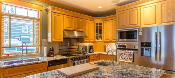 6 bedrooms House in British Columbia, Canada No. 1269 5