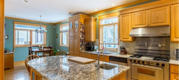 6 bedrooms House in British Columbia, Canada No. 1269 6