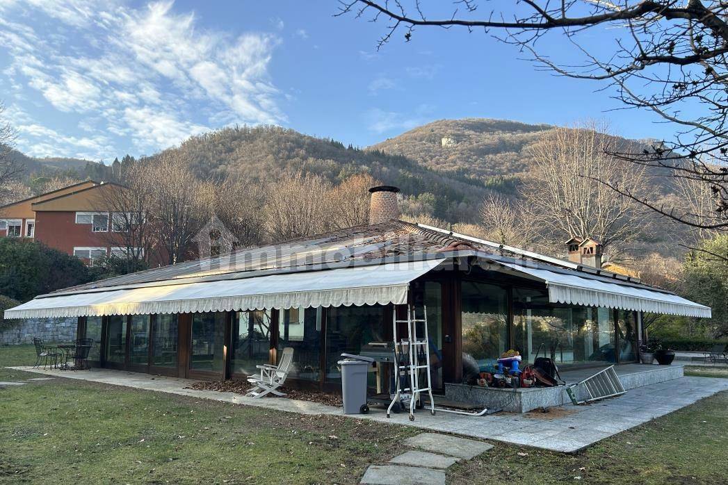 Villa de 3 dormitorios en Erba, Italy No. 2827