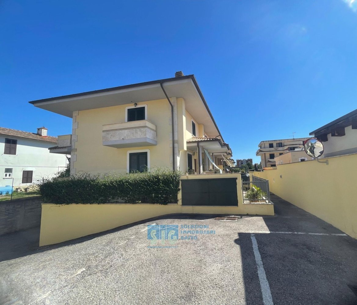 Casa de 5 dormitorios en Latina, Italy No. 379025