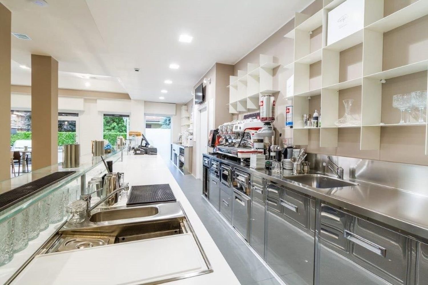 2 rooms Commercial property in Cassano d'Adda, Italy No. 176898