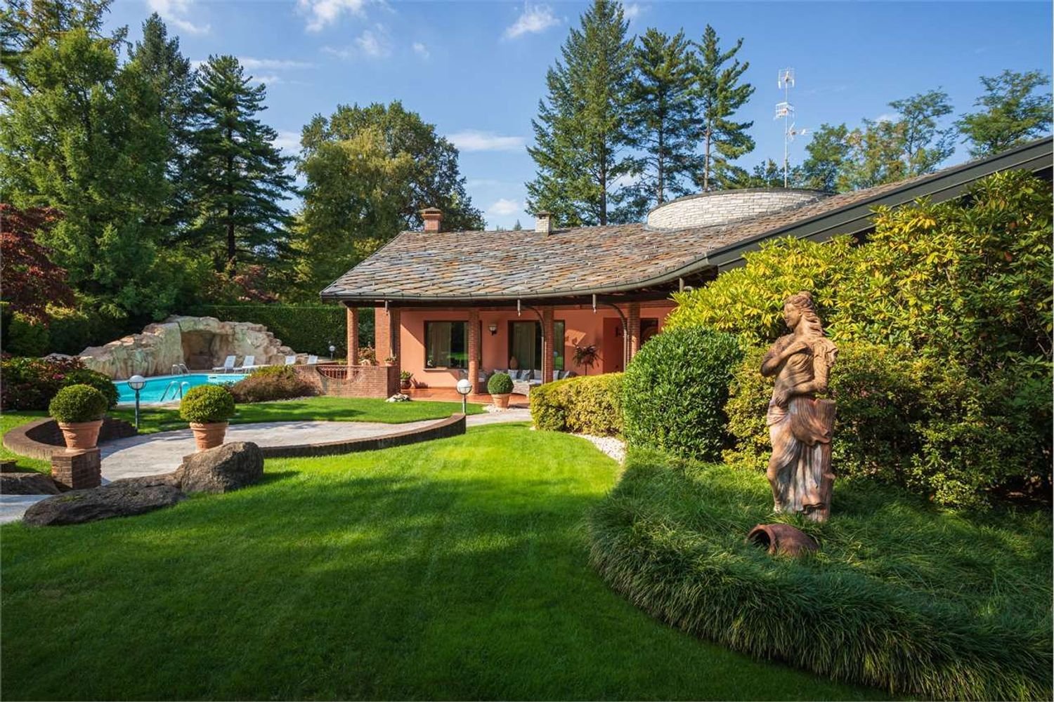 7 rooms Villa in Guanzate, Italy No. 333716