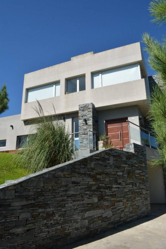 4 bedrooms House in Mar del Plata, Argentina No. 81798