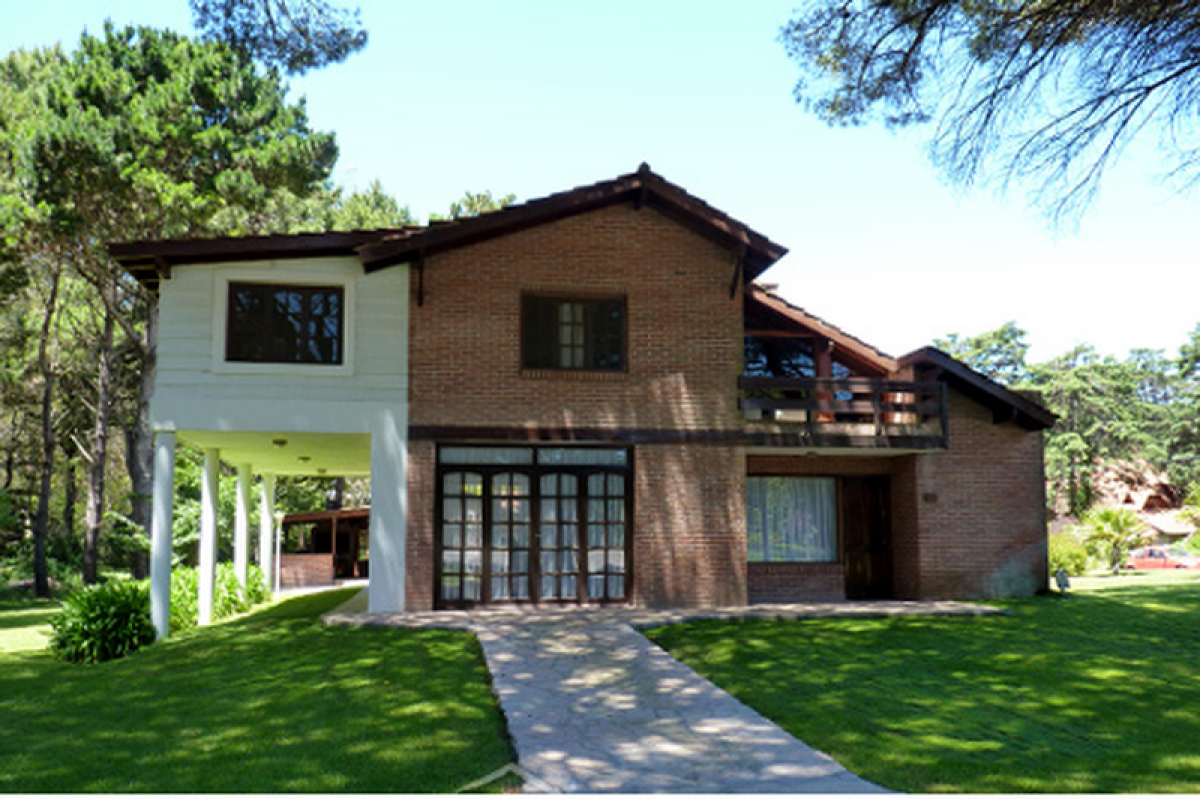 4 bedrooms House in Mar del Plata, Argentina No. 86426