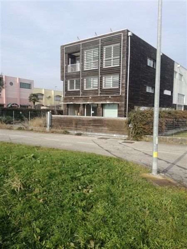 803m² Warehouse in Ponzano Veneto, Italy No. 299780