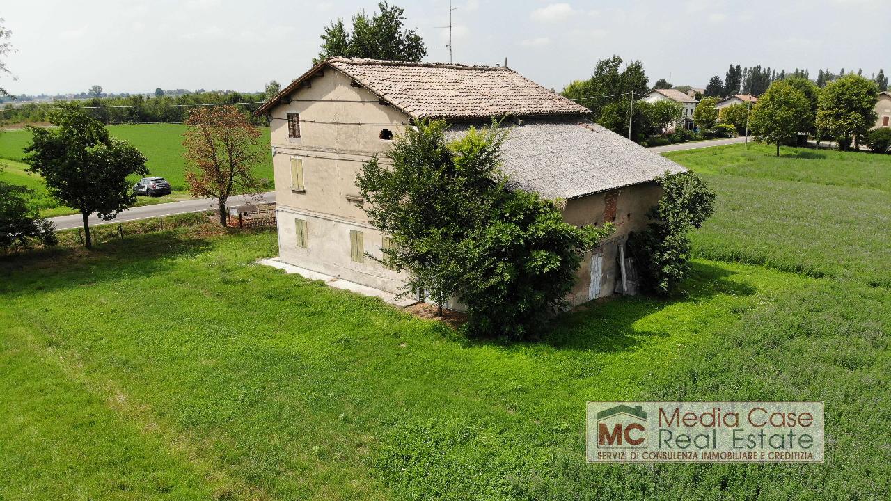 Terreno de 12 divisões em Cadelbosco di Sopra, Italy N.º 172011