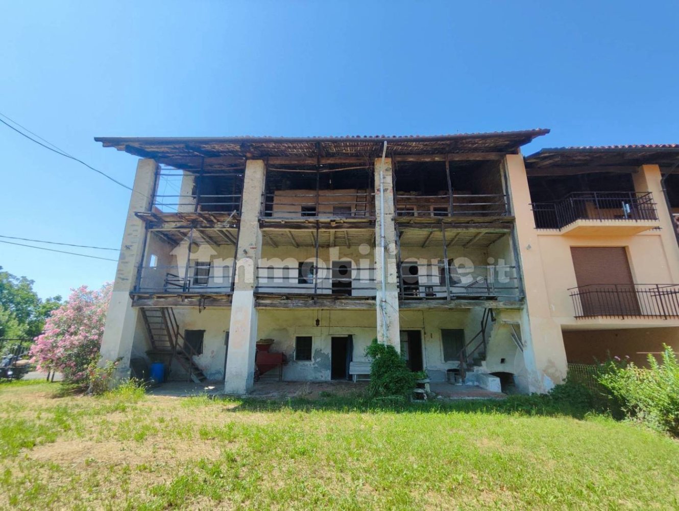 5 bedrooms House in Castellamonte, Italy No. 357005