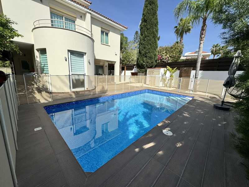 Villa de 5 dormitorios en Pyrgos, Cyprus No. 71542