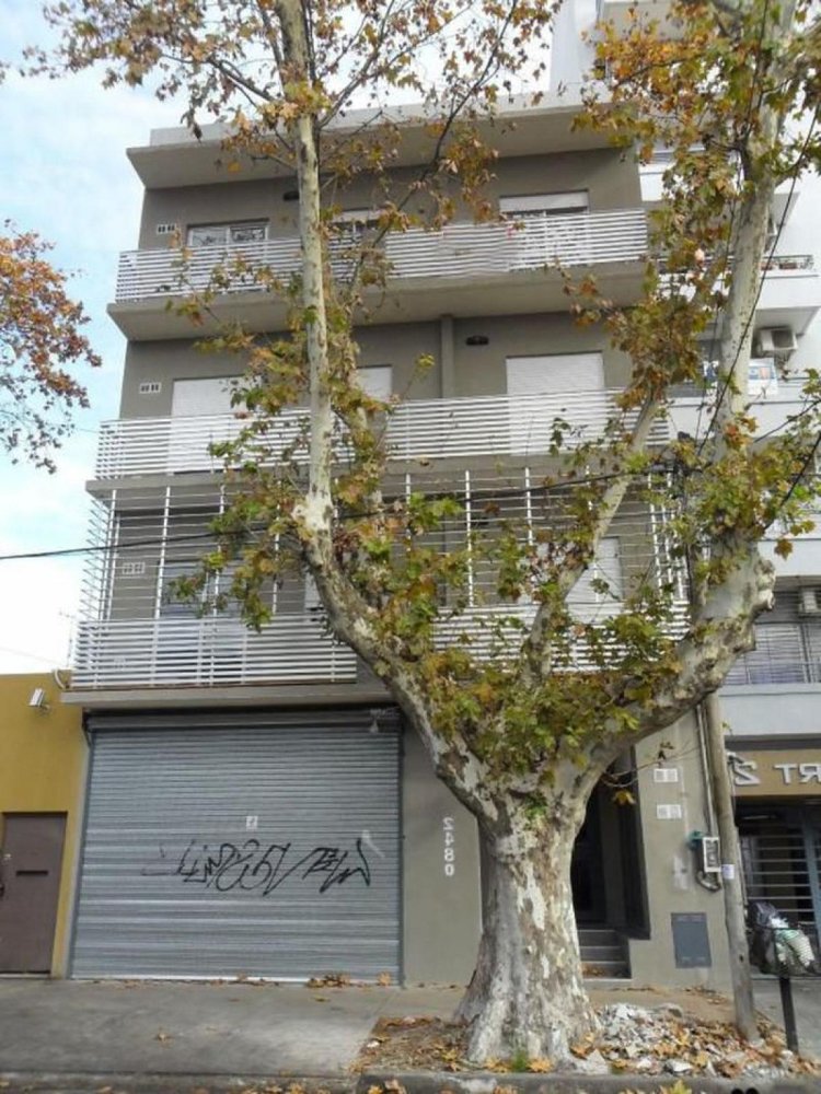 Apartamento de 2 dormitorios en General San Martín, Argentina No. 9073