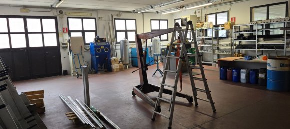 195m² Warehouse in Monticello Conte Otto, Italy No. 177029 2