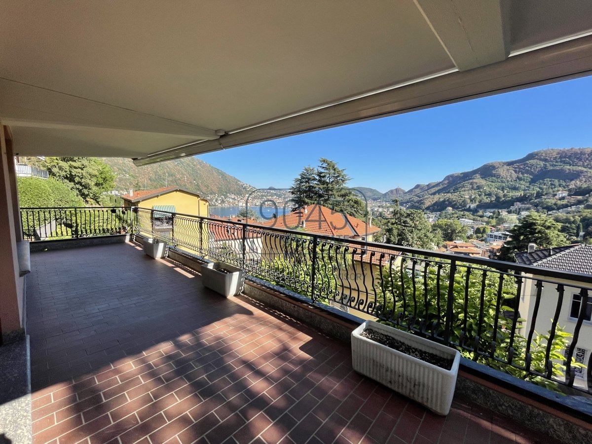 5 bedrooms Villa in Como, Italy No. 404374